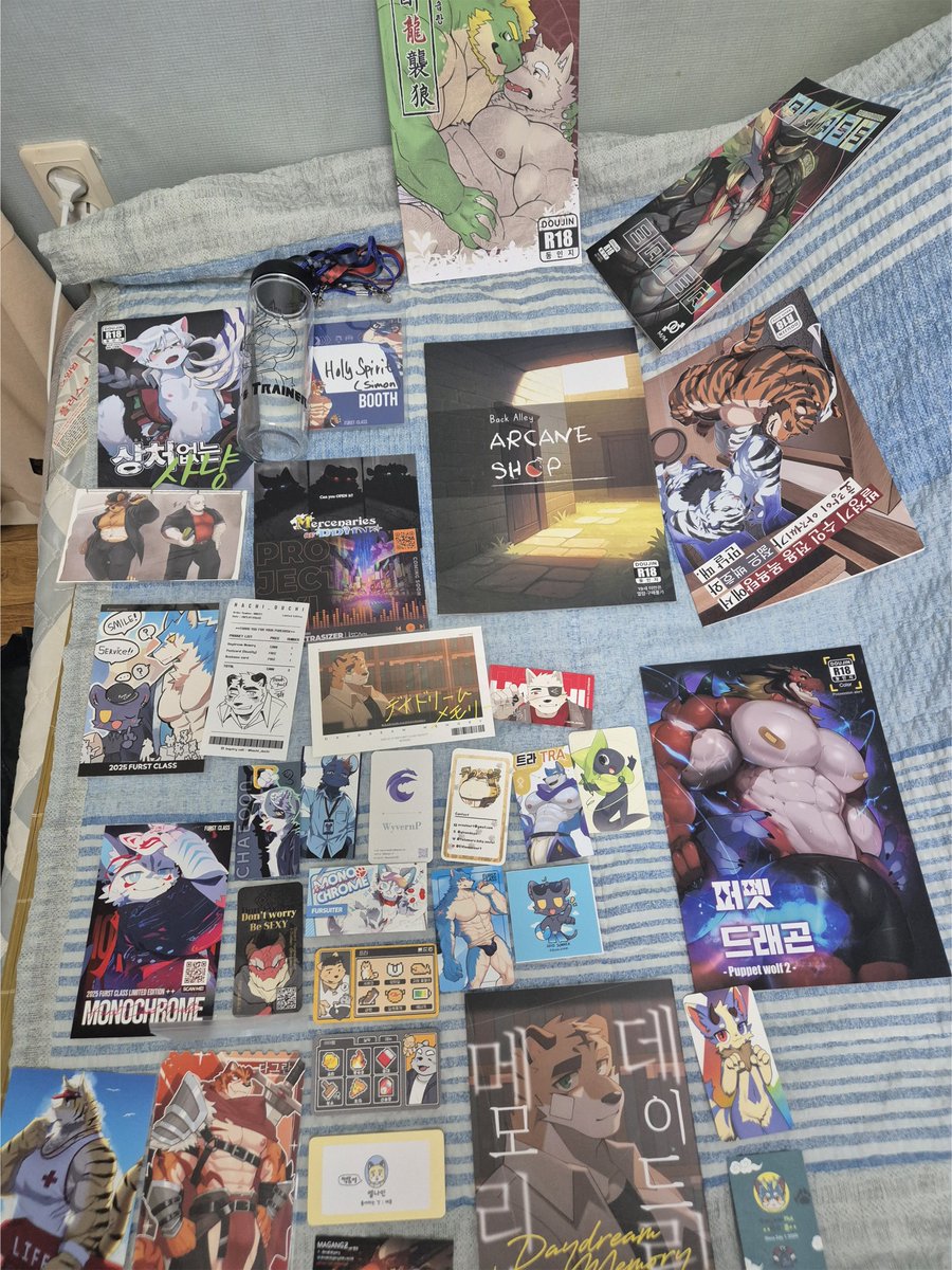 첫 부스여서 모든 것이 미숙했지만 찾아와주시고 구매해주신 모든 여러분께 감사의 말씀을 전해드려요~

생각 이상으로 동인지가 잘 팔려 많은 위로가 되었습니다. 코롯토는 많이 팔리지 않았지만 혹시나 인증 해주시면 추첨을 통해 그림으로 보답하겠습니다.

동인지 반응도 궁금해요~ㅎㅎ