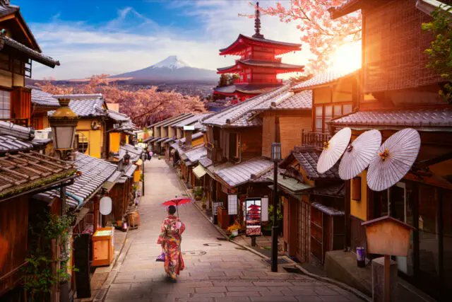 妻子又给我发了一堆日本攻略，，，看得好累。其实我不想赶行程，只想找个人烟稀少的地方坐一整天发发呆。

请问想看到日本的这处景色，需要出现在坐标哪里？