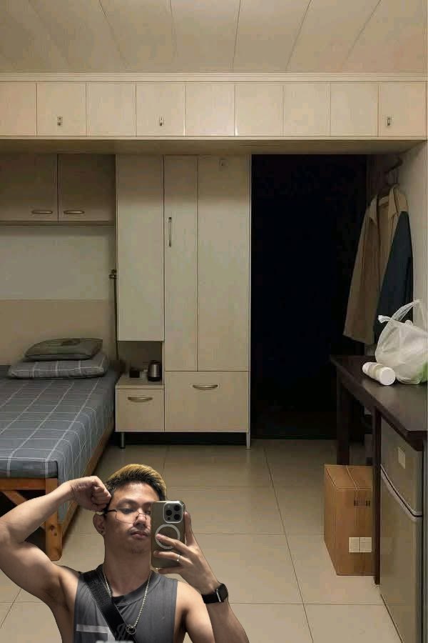 Selfie after maglinis ng room, pm lang sa gusto bumisita ah 😄. CHAROT

#satire