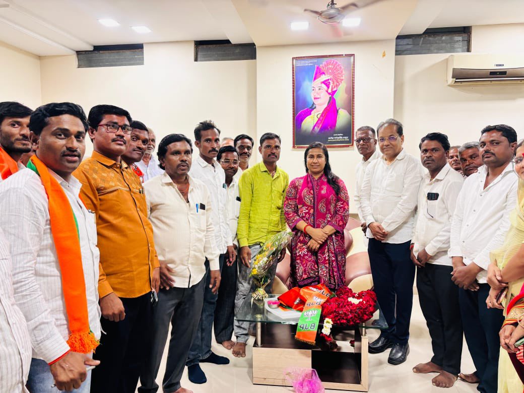 📌 *वाकी येथील राष्ट्रवादी (शरद पवार गटाला) खिंडार*

वाकी ता.सेलु येथील सरपंच व त्यांच्या ग्रामपंचायत सदस्य यांनी  भारतीय जनता पार्टीमध्ये जाहीर प्रवेश केला 

यामध्ये सरपंच अशोकराव नाईकनवरे, ग्रा.सदस्या.बाळासाहेब अवचार,ग्रा.सदस्या भगवान शिंदे, तंटामुक्ती अध्यक्ष परमेश्वर कटारे,