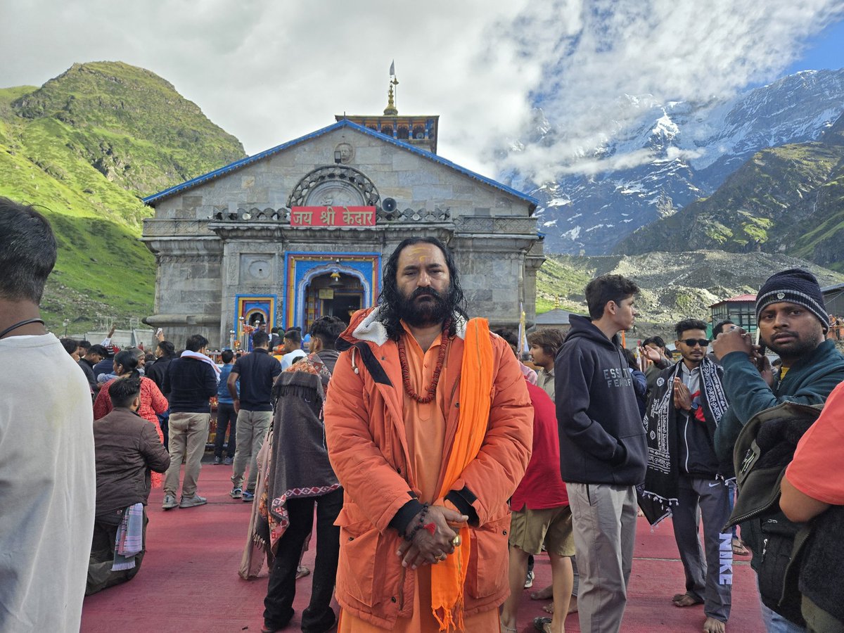 ॐ मृत्युंजयाय रुद्राय नीलकण्ठाय शम्भवे । 
अमृतेशाय शर्वाय महादेवाय ते नम ॐ॥

ॐ नमः शिवाय !!🚩