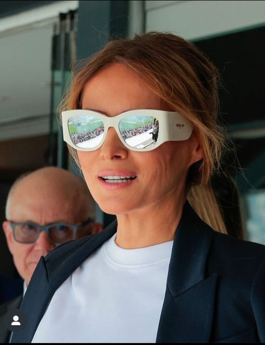 SUBRATA30016572's tweet image. Drop a❤🇺🇸 if you love our awesome First Lady Melania Trump!!