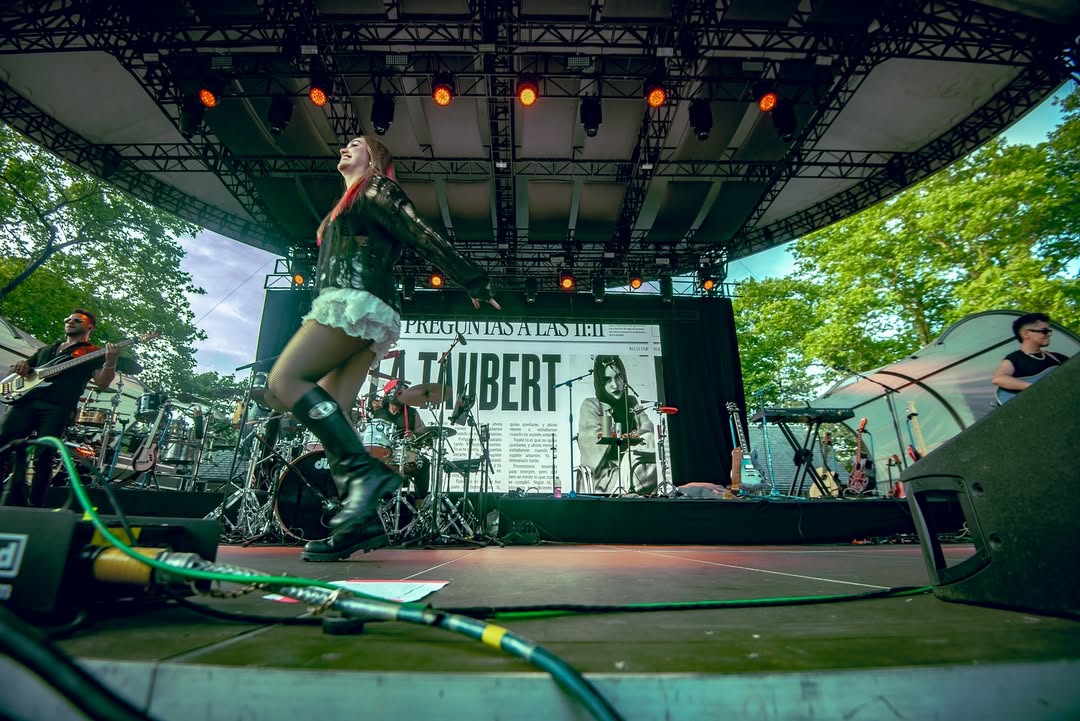 PiriposasChile's tweet photo. demostró por qué es una de las nuevas estrellas más brillantes del pop latino.
#LAMC @universalmusica
©️📸 ✍️ @summerstage @thelamc @khrisforero
#preguntasalas11y11 #ElaTaubert #piriposas #besties https://t.co/NB9iAmn3kE