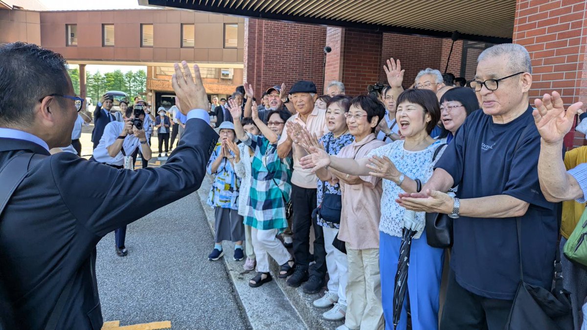 demachi1111's tweet image. 先ほど高岡市役所に初登庁してきました。
たくさんの方々に迎えていただきありがとうございました。…