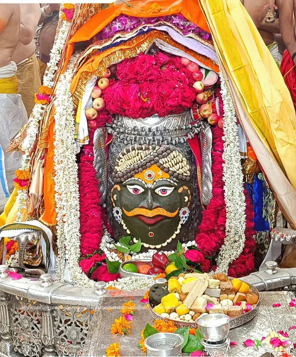 जय श्री महाकाल 
श्री महाकालेश्वर ज्योतिर्लिंग का आज का भस्म आरती श्रृंगार दर्शन
श्रावण, कृष्ण पक्ष, तिथि - चतुर्थी , संवत् 2082, दिन - सोमवार , 14 जुलाई 2025
ॐ नमः शिवाय