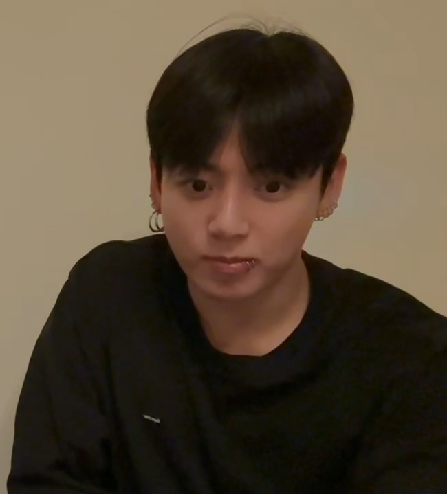 ughmane's tweet photo. JUNGKOOK GOT THE LIP PIERCINGS BACK LETS GOOOO https://t.co/O6lT6dbQgD