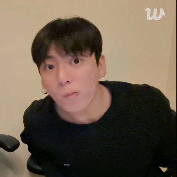 아무것도 주지 않았는데 무언가를 우물거리며 나타난 드래곤