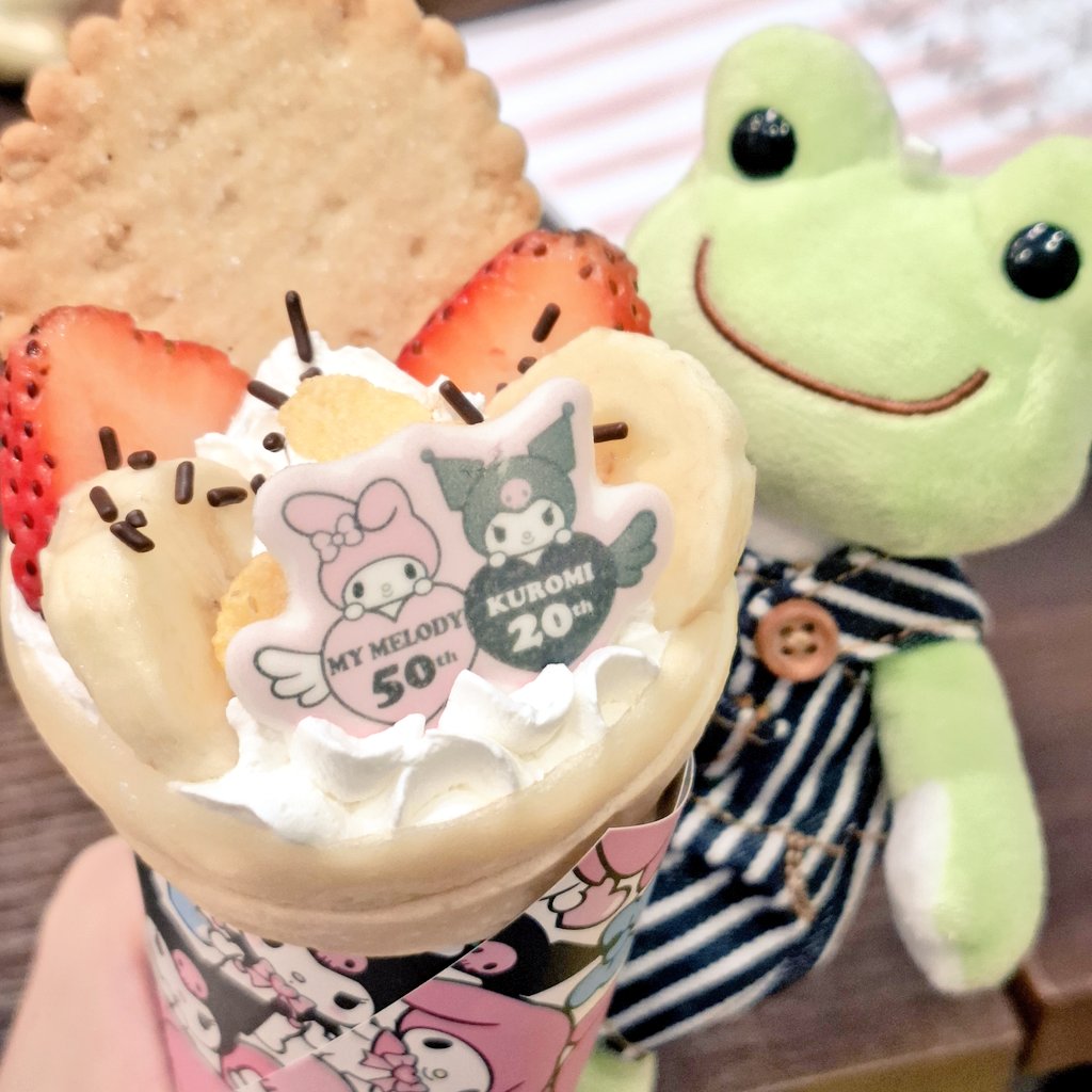 えれのあ@ぬい活 (@eleanor_plushie) on Twitter photo わぁい😊メロクロのアニバーサリークレープ美味しいね、ちまき🐸オイシ わぁい😊メロクロのアニバーサリークレープ美味しいね、ちまき🐸オイシ