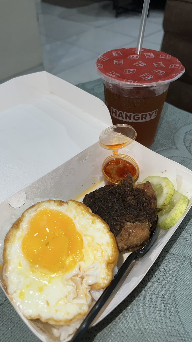 Lagi begadang nyoba ayam goreng bumbu hitamnya Mak Dura by <a href="/hangry_id/">Hangry Indonesia</a> ini enak banget.. 

Nasi pulen trus sambel kecombrang dan koreknya top