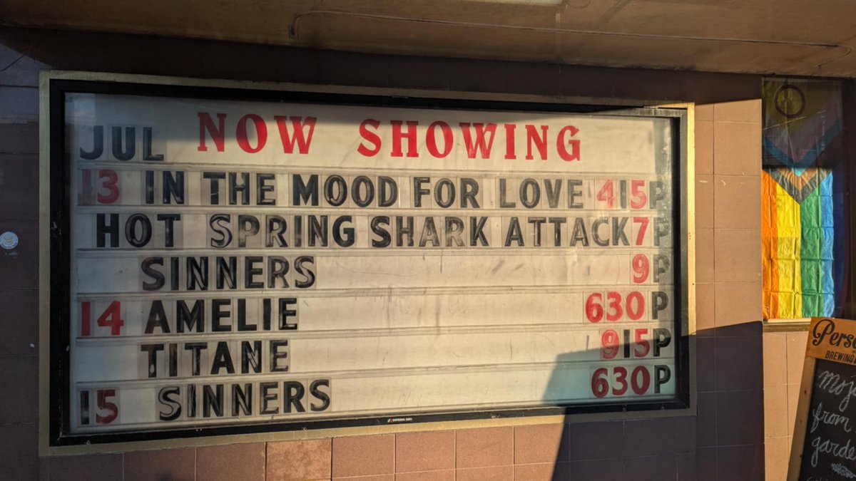 abundjp's tweet image. カナダで特別上映された映画「温泉シャーク」
劇場内大爆笑だったようです！それはすごい！
BY カナダにいる友達より
#温泉シャーク　#Canada