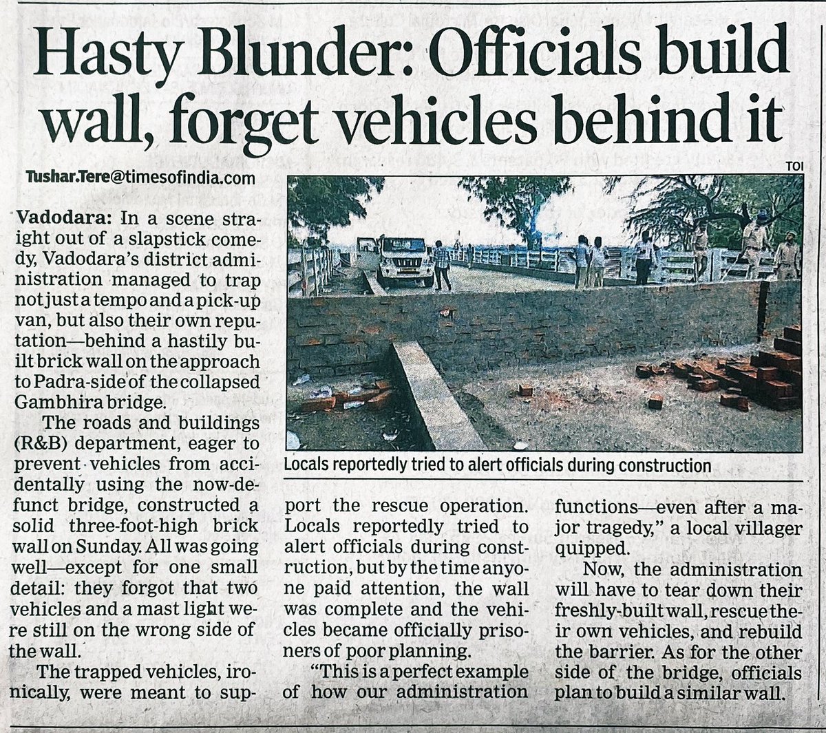 Never a dull day.  🤪
Officials hurriedly build wall on #gambhirabridge , forget vehicle behind it including their own. 

Now they have to tear it down to construct new one.