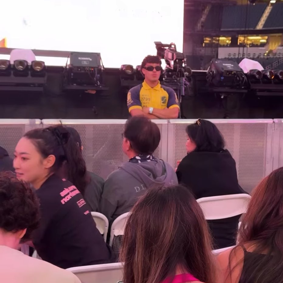 rosie’s parents flew out from seoul just to watch rosie perform in la omggggg :(( 🥹❤️