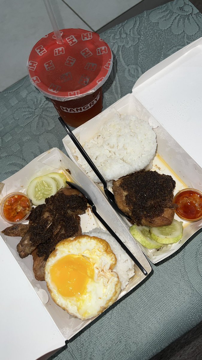 Doi buka 24 jam, cus pesen dah kalo malem bingung mau makan apa  

Bisa pesen di sini: tinyurl.com/ayamgorengmakd…