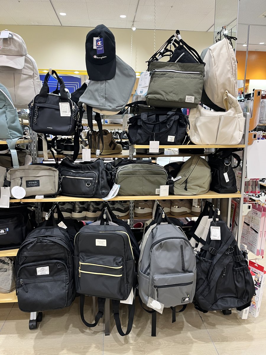 いよいよ夏本番☀️
旅行やイベント、お友達とのお出かけなど、
楽しい予定が沢山詰まっている方も多いのではないでしょうか❓
そんな夏の思い出作りに欠かせないのが、頼りになるバッグたち😊
リュックからサブバッグまで多数取り揃え中✨
店頭でチェックしてみてね👀