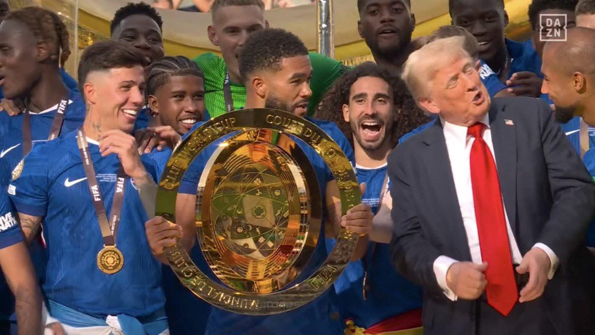 Sodoo_mgl's tweet image. АНУ-ын ерөнхийлөгч Дональд Трамп Челсигийн Рийс Жэймс, Санчез хоёрт хандаж : “ Би буухгүй шүү. Би энд та нартай баяр тэмдэглэнэ “