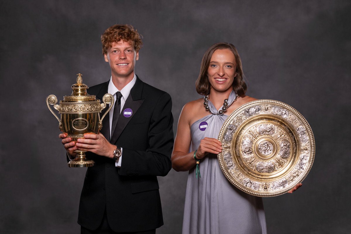TheTennisLetter's tweet photo. Jannik Sinner and Iga Swiatek’s 2025 Wimbledon Champions’ Glam Shot. 

They delivered. 🏆🏆 https://t.co/ClwHVXtWrV