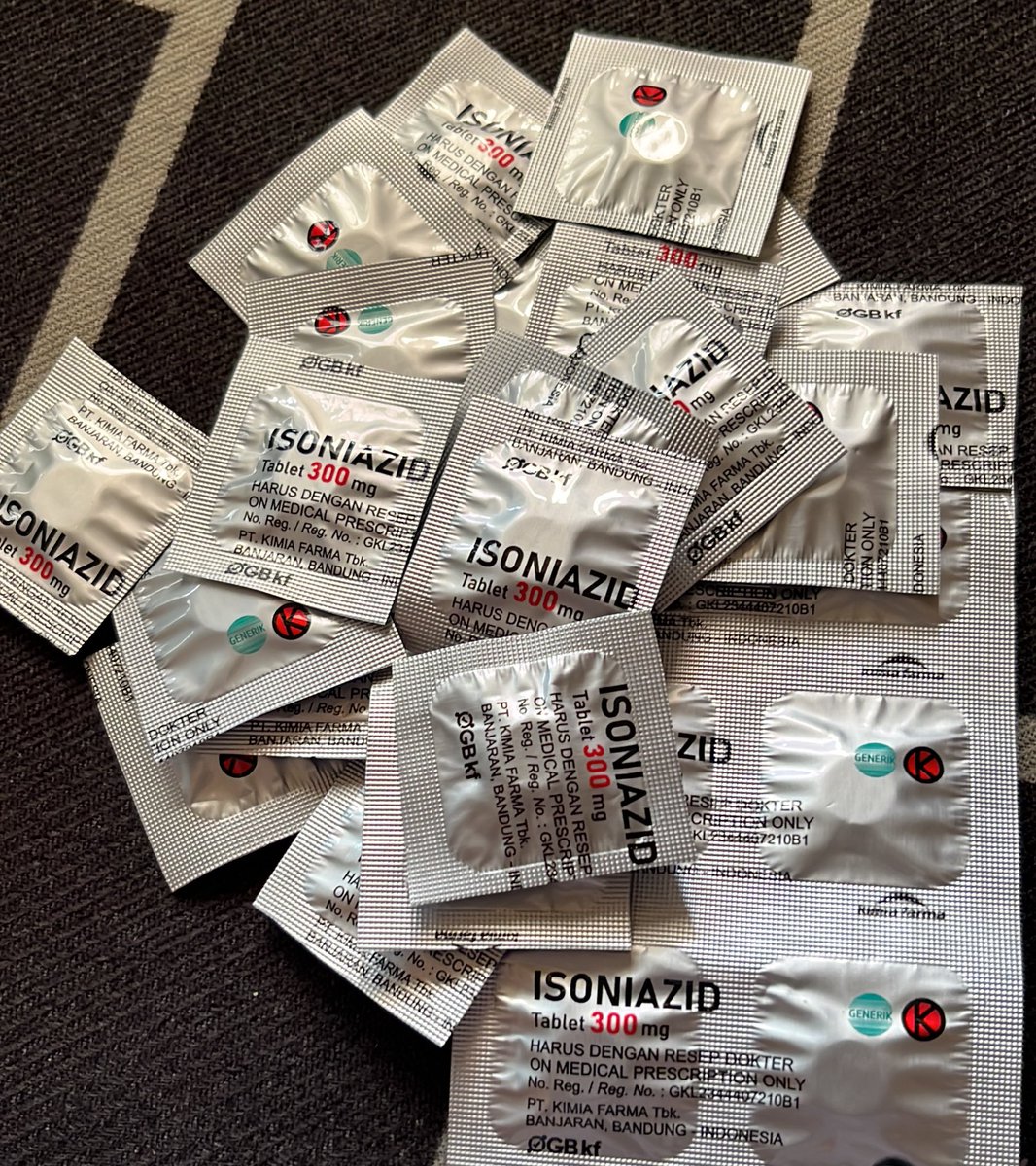 Ritual dulu, motongin 1/1 biar enak bawanya /hari. Udah bulan ke 4, kurang 2 bulan lg minum ininya. Semangat 😂 #odhiv #HIV #isoniazid #tpt