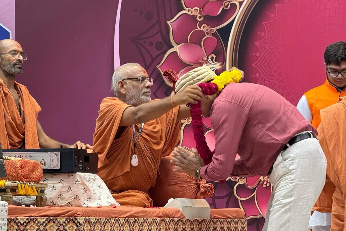 PradipsinhGuj's tweet photo. વડતાલધામ શ્રી સ્વામિનારાયણ મંદિર ખાતે આયોજિત હિંડોળા મહોત્સવના શુભારંભ પ્રસંગે ઉપસ્થિત રહી હિંડોળાના દિવ્ય દર્શન કરી આનંદ થયો.

આ પ્રસંગે ૧૦૨મી રવિસભામાં વક્તાશ્રી પરમ પૂજ્ય સદ્ શ્રી જ્ઞાનજીવનદાસજી સ્વામીના સત્સંગનો લાભ લીધો તેમજ ચેરમેનશ્રી વડતાલધામ પરમ પૂજ્ય શા. શ્રી ડૉ. સંતવલ્લભદાસજી સ્વામી, મુખ્ય કોઠારીશ્રી વડતાલધામ પરમ પૂજ્ય શ્રી દેવપ્રકાશદાસજી સ્વામી અને પરમ પૂજ્ય નૌત્તમ સ્વામીજી ના આશીર્વાદ પ્રાપ્ત કર્યા.