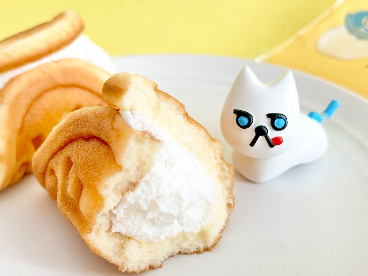 doorfumi2018's tweet image. 【食べたぜ】ファミマの「モロッコヨーグル入りワッフル」をハントしたぜ!
クリームにモロッコヨーグルを使ってるんだって。ほんのり酸味のある懐かしい味わいがたまらんかったぜ。
#オヤツハント