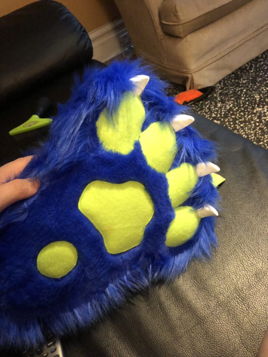 WTRsausage's tweet image. This was one of the more detailed suits I've done. So many small fur pieces to hand sew. Got my big cuddle paws. Suit from 2018 and still holding up.