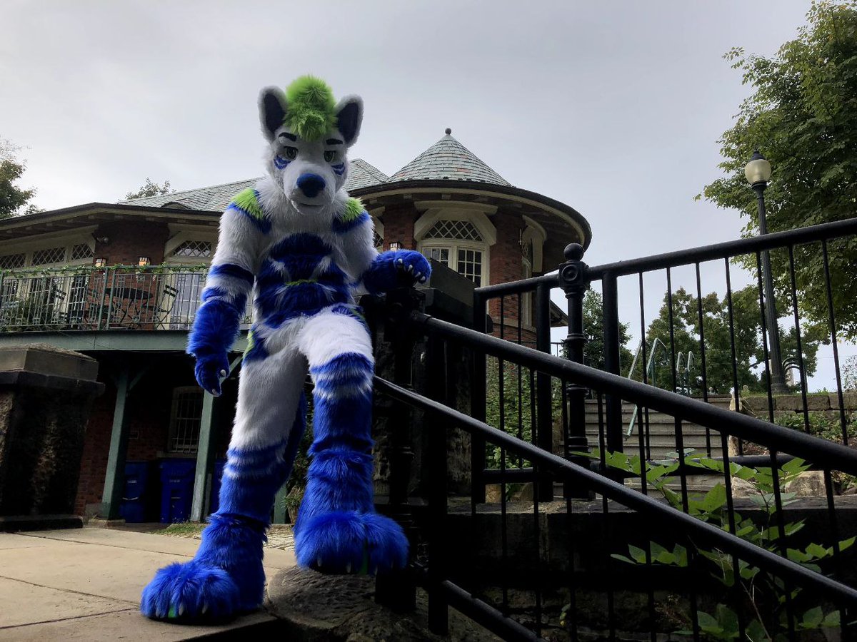 WTRsausage's tweet image. This was one of the more detailed suits I've done. So many small fur pieces to hand sew. Got my big cuddle paws. Suit from 2018 and still holding up.