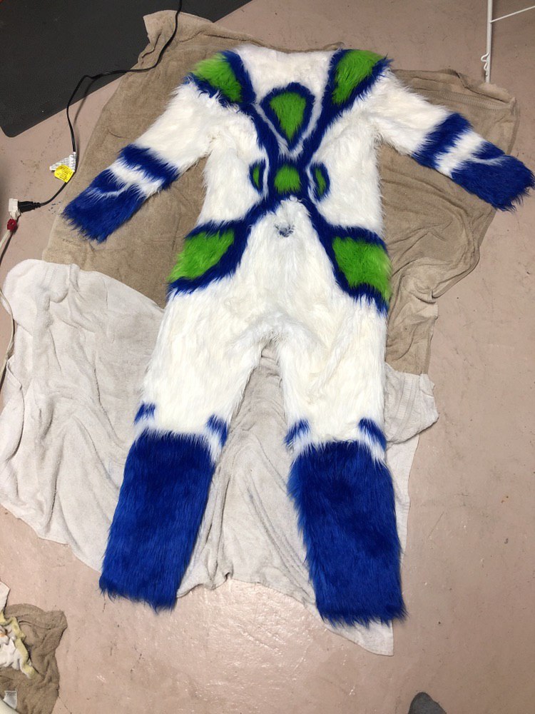 WTRsausage's tweet image. This was one of the more detailed suits I've done. So many small fur pieces to hand sew. Got my big cuddle paws. Suit from 2018 and still holding up.