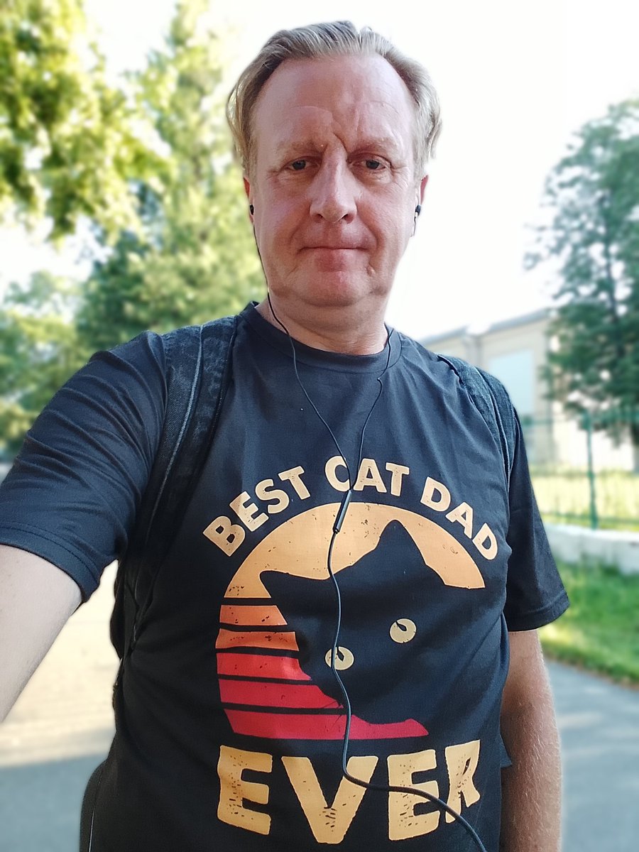 Футболка від пана <a href="/binas1976/">Петро Бінас</a> 

Пан допомогає вуличним котикам, а ви можете допомогти пану.