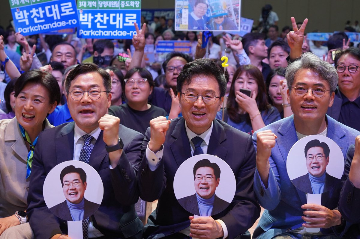 당대표는 박찬대

성공한 이재명 대통령 시대를 더 잘 이끌 사람 박찬대, 
내년 지방선거에서 민주당을 더욱 압승시킬 사람 박찬대입니다. 

(사진은 지난 토요일 광주에서 있었던 토크콘서트 때 찍은 것입니다)