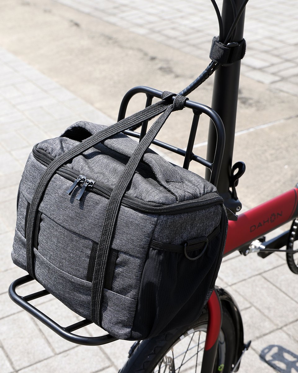 dahon_jp's tweet photo. 自分の乗り方に合うアクセサリーを追加すれば、自転車はより便利になります。

付属のストラップで荷物をしっかり載せられる「Front Rack」は、Valet Trussによりヘッド台座部に装着するため積載物の重さでハンドルを取られることもほとんどありません。
☞ https://t.co/bn8o7KUoBB
#K9X #ミニベロ https://t.co/ZWyLo2FN4Q