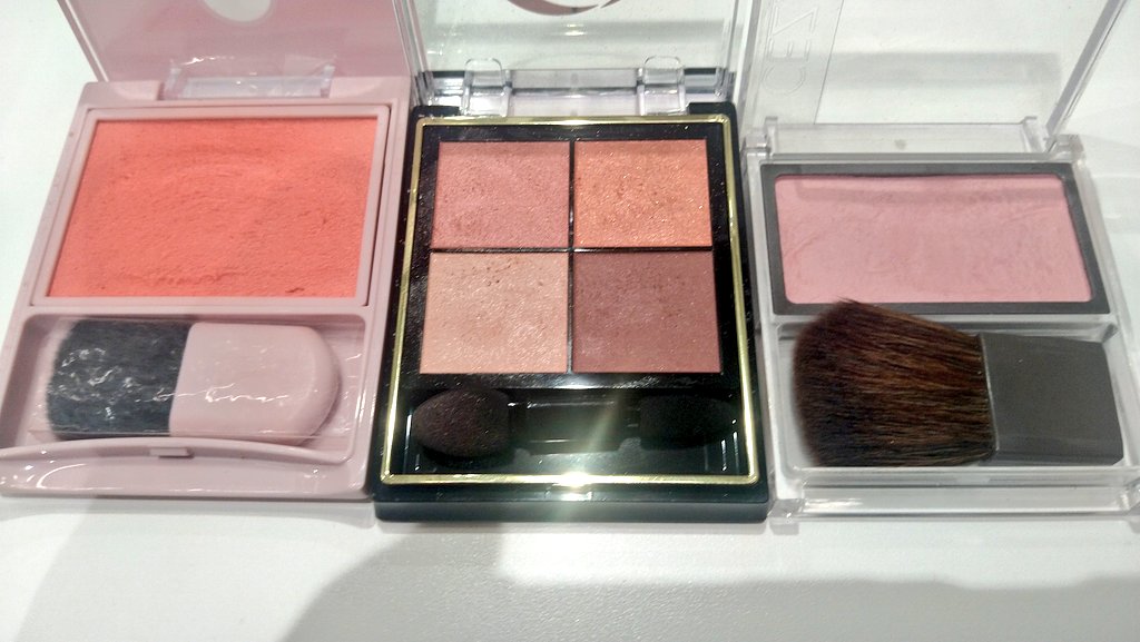 blue_aquarium06's tweet image. 今更だけど,昨日のメイク💄
全体図が上手く撮れず📸💦

きうい (@kiwitoriyashiki)さんイチオシ
＃excelmake : ＃クォーツリング を使って ＃オレンジメイク 🍊

目もとに血色感が出てフレッシュな印象🎶メイクも楽しく出来た🎶
頂いたチャコット様の下地+手持ちエクスボーテパウダー相性💮崩れない💎