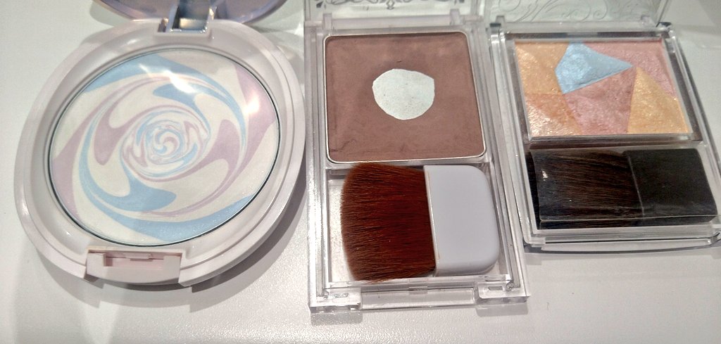 blue_aquarium06's tweet image. 今更だけど,昨日のメイク💄
全体図が上手く撮れず📸💦

きうい (@kiwitoriyashiki)さんイチオシ
＃excelmake : ＃クォーツリング を使って ＃オレンジメイク 🍊

目もとに血色感が出てフレッシュな印象🎶メイクも楽しく出来た🎶
頂いたチャコット様の下地+手持ちエクスボーテパウダー相性💮崩れない💎