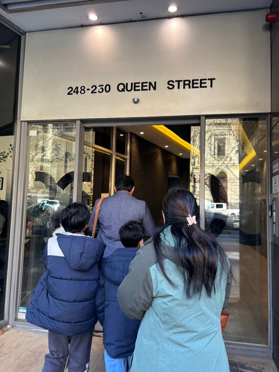 انیلہ کی محبت میں وکیل بنے کیونکہ اُن کو وکالت پسند تھی۔ شادی ہوئی تو پاکستان میں کچھ سال وکالت کی اور جولائی ۲۰۰۸ میں آسٹریلیا آنے کا موقعہ مل گیا۔ یہاں میں نے ماسٹر ان ایجوکیشن لیڈنگ ٹو پی ایچ ڈی شروع کر دیا۔ پہلا سمسٹر تھا اور انیلہ نے کہا کہ جانی شادی تو وکالت کی وجہ سے کی