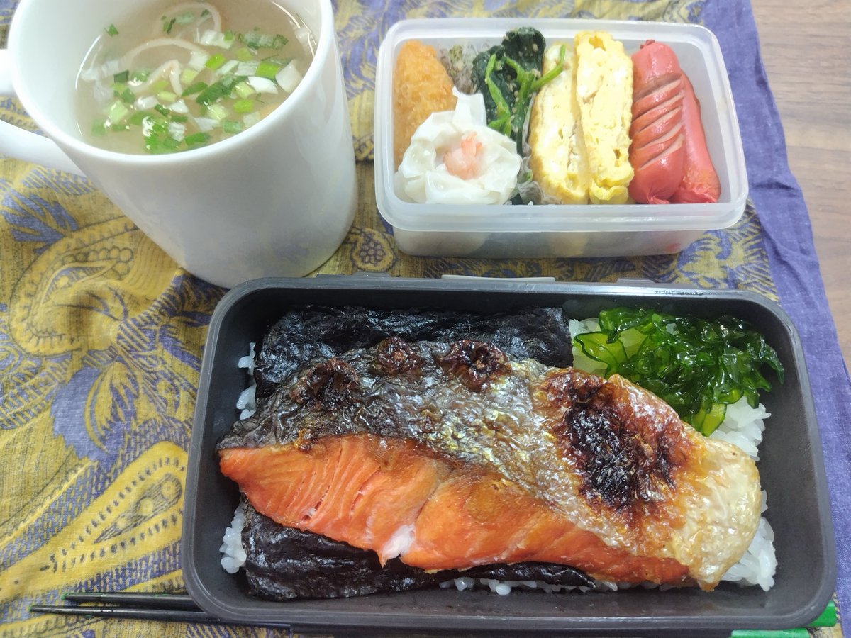 本日の昼飯。
配偶者の手作り弁当🤩🤩
月曜日からで💡ありがたや〜
鮭塩焼き（食べ応えありの大きさ😁）、海苔ご飯、青紫蘇わかめ、赤ウインナー、玉子焼き、ほうれん草の胡麻和え、海老焼売、ミニコロッケ（永谷園ゆうげ味噌汁）😋😋😋
御馳走様🙏
#手作り弁当