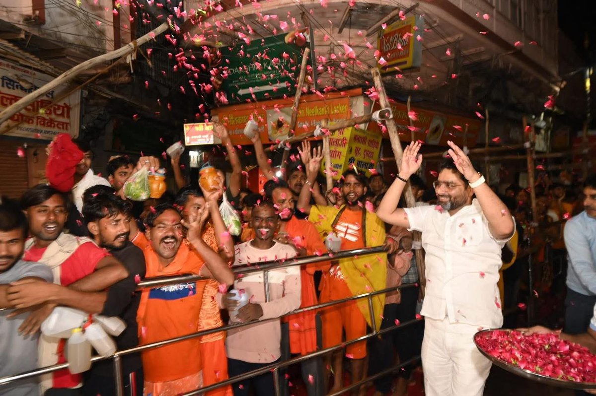 ये वही उत्तर प्रदेश हैं मित्रो जहाँ भक्तों के ऊपर गोली बरसाई जाती थी .. 

सबने देखा हैं कैसे सरयू नदी का जल रक्त से लाल हो गया था … खैर कर्म का फल सबको मिलता हैं .

उसी उत्तर प्रदेश में अब भक्तों के ऊपर पुष्प वर्षा होती हैं .. 

सावन के प्रथम सोमवार पर काशी विश्वनाथ के मुख्य