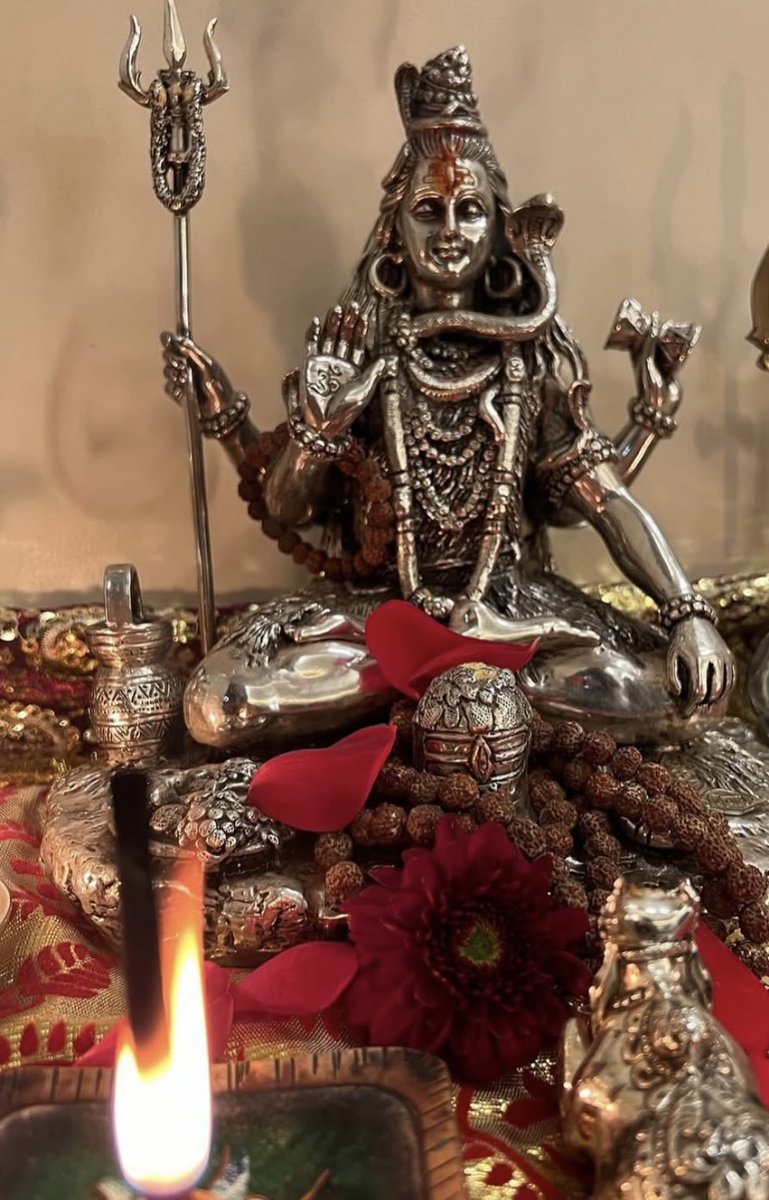 वही शून्य है वही इकाई,जिसके भीतर बसा शिवाय🍁

सावन के पहले सोमवार की सभी को शुभकामनायें💐

जब तक आप में श्वास है, शिव हम सभी को सत्कर्म करते रहने की शक्ति दें 🙏

#sawan #MahadevBhakti #HarHarMahadevॐ