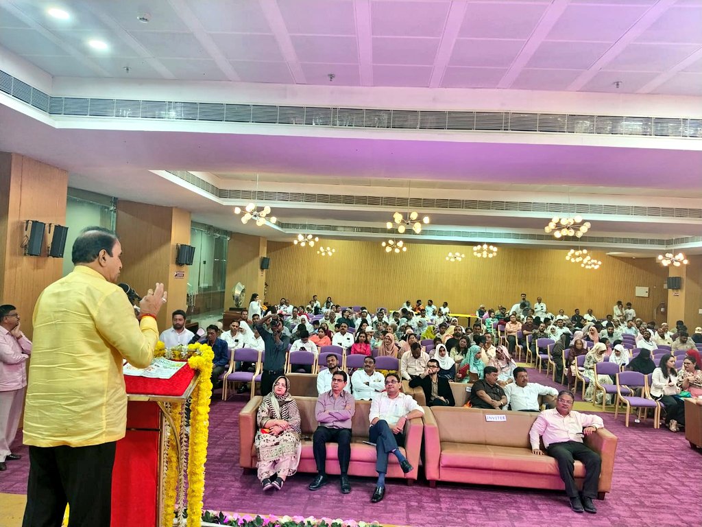 AnilDeshmukhNCP's tweet image. विदर्भ मुस्लीम फोरम आणि अल - इब्राहिम एज्युकेशन सोसायटी आयोजित गुणवंत विद्यार्थ्यांचा सत्कार सोहळा केंद्रीय मंत्री नितीन गडकरी साहेब आणि माझ्या हस्ते संपन्न झाला. दहावी, बारावी आणि विविध परीक्षांमध्ये यश मिळवलेल्या विद्यार्थ्यांचा यावेळी सन्मान केला. उज्वल भविष्यासाठी सर्वांना…