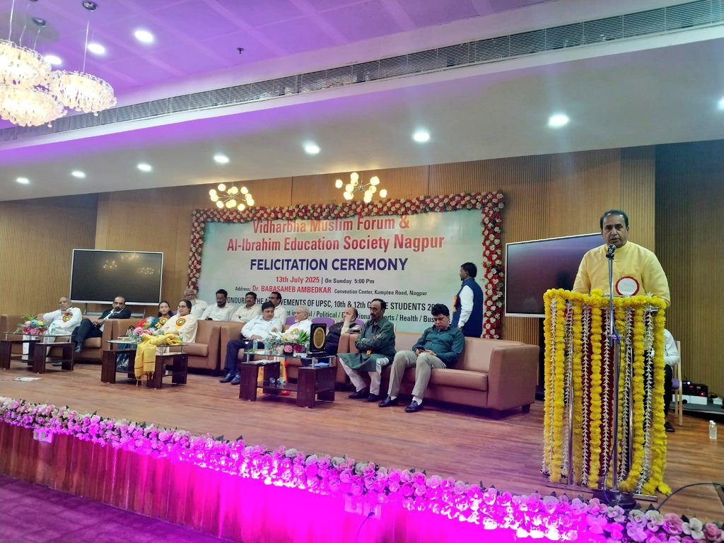 AnilDeshmukhNCP's tweet image. विदर्भ मुस्लीम फोरम आणि अल - इब्राहिम एज्युकेशन सोसायटी आयोजित गुणवंत विद्यार्थ्यांचा सत्कार सोहळा केंद्रीय मंत्री नितीन गडकरी साहेब आणि माझ्या हस्ते संपन्न झाला. दहावी, बारावी आणि विविध परीक्षांमध्ये यश मिळवलेल्या विद्यार्थ्यांचा यावेळी सन्मान केला. उज्वल भविष्यासाठी सर्वांना…