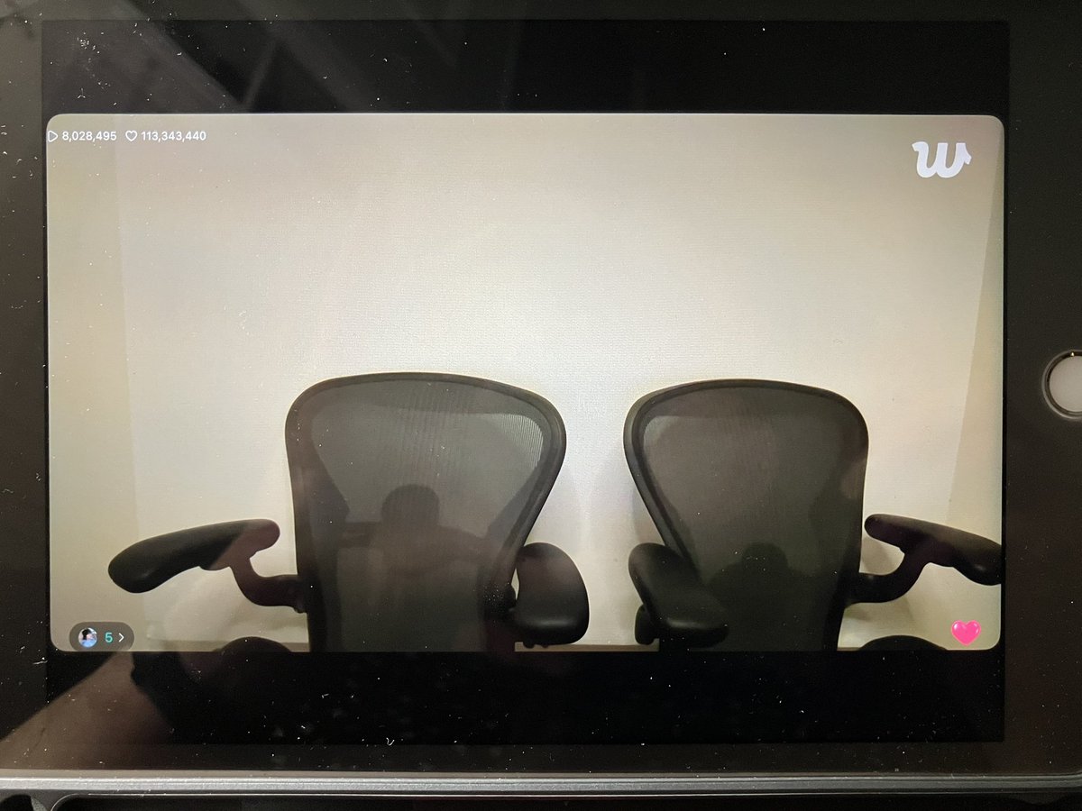 8 million people (me included) watching two empty chairs and waiting 💜💜💜
