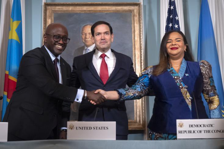 robertkakule's tweet photo. @simeonisako13 @VitalKamerhe1 Nous recherchons la paix par tout le moyen Mr #Isako, tu ne vas pas changer l’histoire. Nous resterons des Voisins jusqu’à la fin du monde.
Il y avait aussi ces images 👇 https://t.co/wKDOjXz9jL