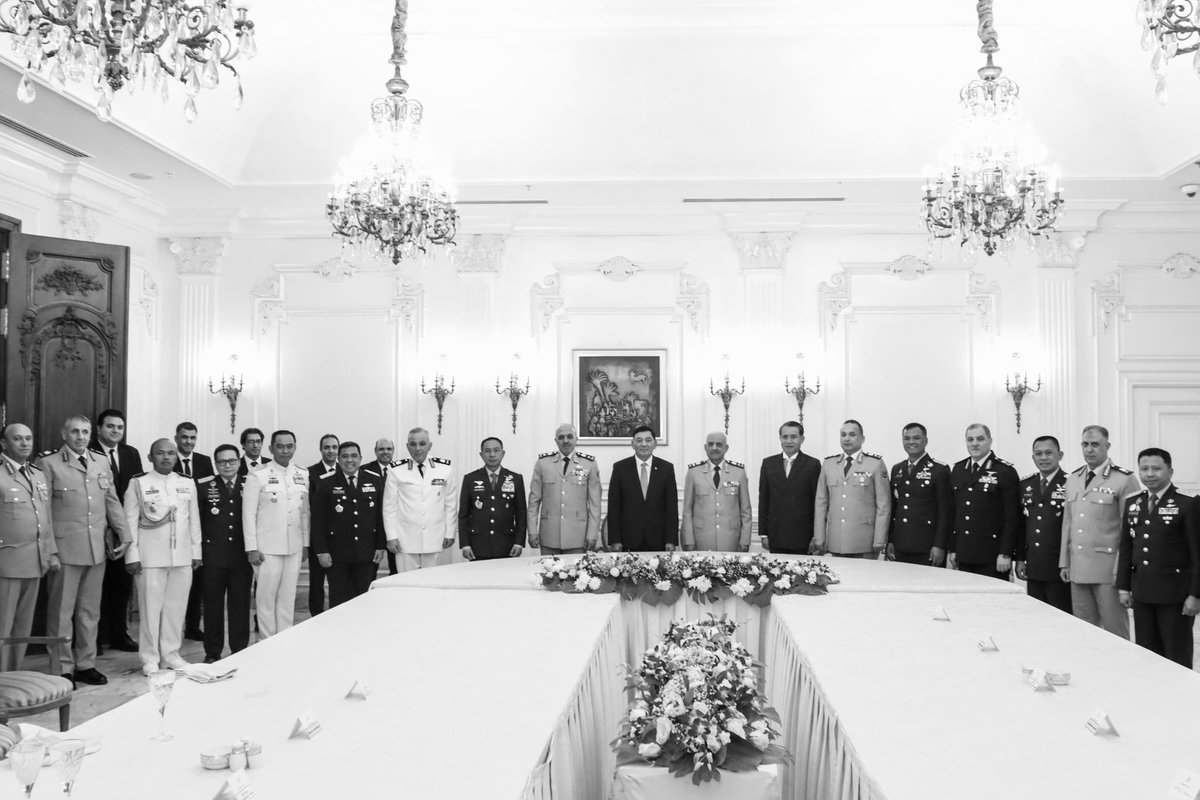 sjafriesjams's tweet image. Mengakhiri Kunjungan Kerja saya di Mesir, saya menerima jamuan makan siang oleh Menhan Mesir. Diakhir jamuan makan siang ini, saya juga diberikan foto selama pelaksanaan courtesy call di Mesir.