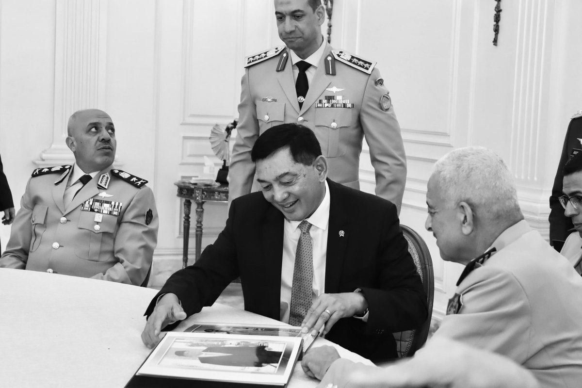 sjafriesjams's tweet image. Mengakhiri Kunjungan Kerja saya di Mesir, saya menerima jamuan makan siang oleh Menhan Mesir. Diakhir jamuan makan siang ini, saya juga diberikan foto selama pelaksanaan courtesy call di Mesir.