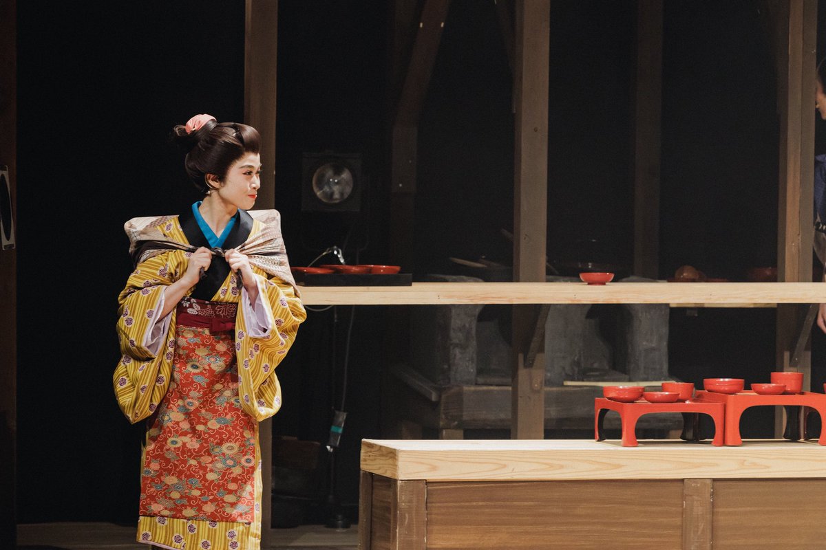 ミュージカル『武士の献立』３日目も無事に終わりました。
ご観劇いただき、誠にありがとうございました！

台所の美術装置がリアルで素敵なの。ご覧あれっ

本日は醤油版18:30〜
当日券ございます。
雨降りですがお気をつけて🐸

#献ミュ #武士献2025 #アレステ