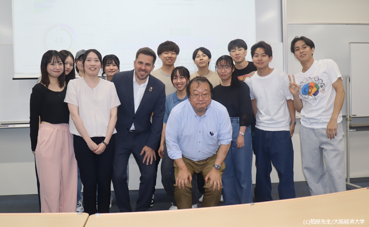 GermanyinWestjp's tweet image. シュヴァイツァー経済部長は、大阪経済大学にてドイツの環境・エネルギー政策について講演を行いました。
当日は、学生さんだけではなく多くの市民の皆様にご参加いただきました。
たくさんの質問もいただき、ドイツの環境・エネルギー政策への関心の高さが伺えました!