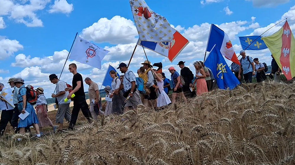 Cassandre_57's tweet image. Pèlerinage à Domrémy : une journée mémorable remplie de joie et de ferveur ! Merci à tous ceux qui étaient en union de prières avec nous. 😇🙏 Vive Jésus, vive Marie !
#France #Catholique #Identité #Tradition #Patriotisme #FêteNationale #SainteJeannedArc
#14Juillet #6Janvier…