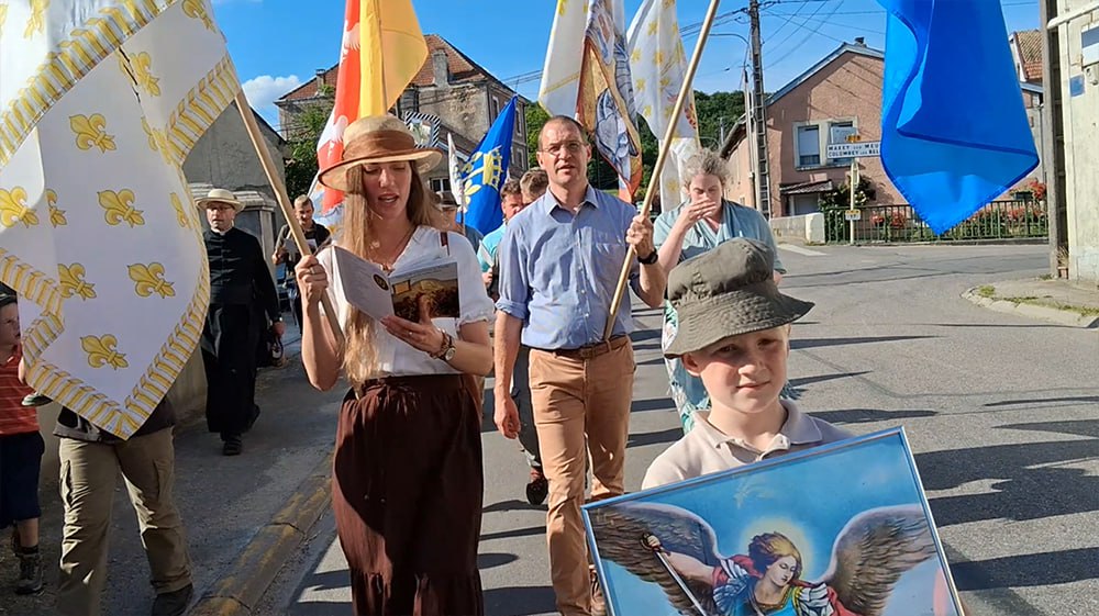 Cassandre_57's tweet image. Pèlerinage à Domrémy : une journée mémorable remplie de joie et de ferveur ! Merci à tous ceux qui étaient en union de prières avec nous. 😇🙏 Vive Jésus, vive Marie !
#France #Catholique #Identité #Tradition #Patriotisme #FêteNationale #SainteJeannedArc
#14Juillet #6Janvier…
