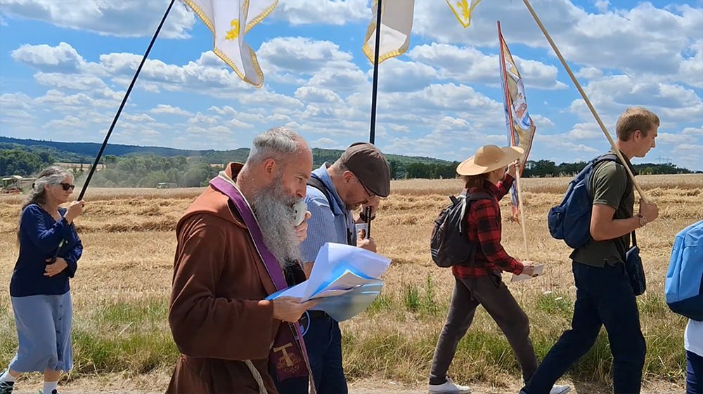 Cassandre_57's tweet image. Pèlerinage à Domrémy : une journée mémorable remplie de joie et de ferveur ! Merci à tous ceux qui étaient en union de prières avec nous. 😇🙏 Vive Jésus, vive Marie !
#France #Catholique #Identité #Tradition #Patriotisme #FêteNationale #SainteJeannedArc
#14Juillet #6Janvier…