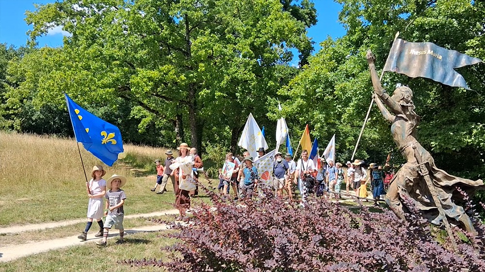 Cassandre_57's tweet image. Pèlerinage à Domrémy : une journée mémorable remplie de joie et de ferveur ! Merci à tous ceux qui étaient en union de prières avec nous. 😇🙏 Vive Jésus, vive Marie !
#France #Catholique #Identité #Tradition #Patriotisme #FêteNationale #SainteJeannedArc
#14Juillet #6Janvier…