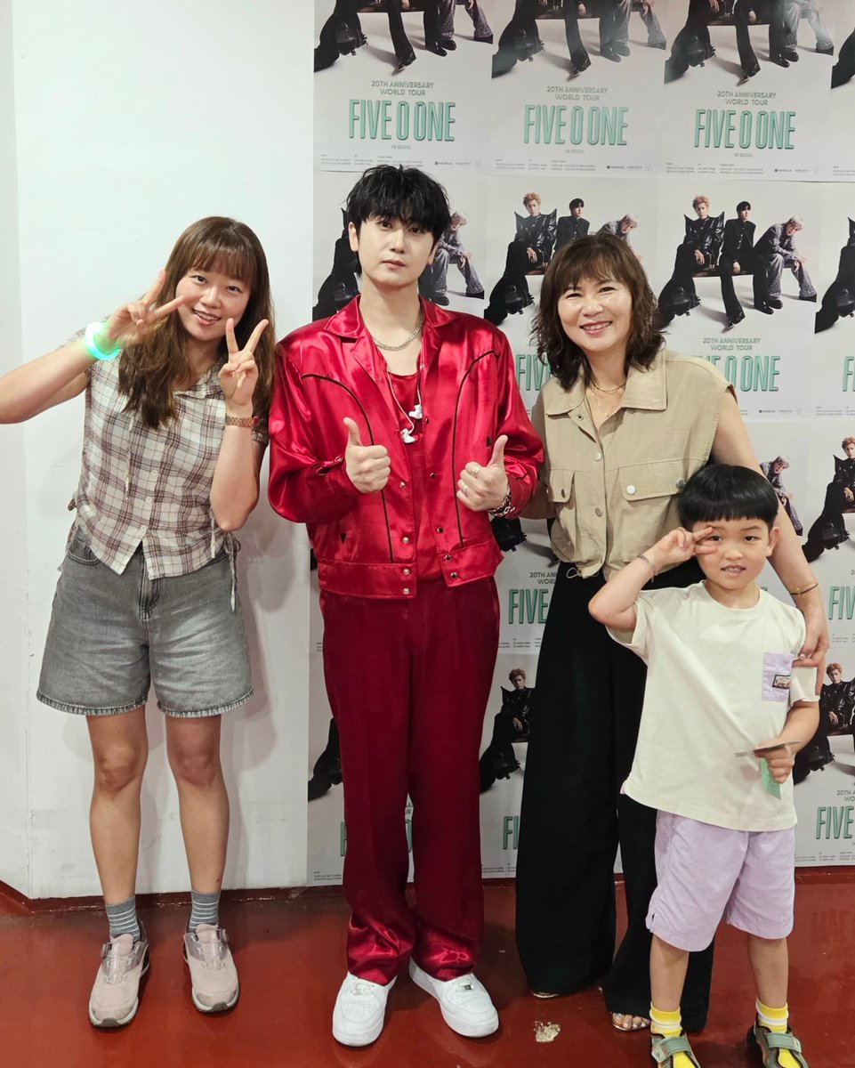 KatyKHJL's tweet photo. 감격🥹
무대에서 반짝이는 @fiveoone_offcl 오빠들 너무 멋있고✨️ 변치 않는 사랑을 주는 완두콩들💚 너무 이쁘다✨️

Thanks for sharing
©📸 @k.eunggga

#FIVE_O_ONE #FIVEOONE 
#KIMHYUNJOONG
#HEOYOUNGSAENG
#KIMKYUJONG https://t.co/FgHq4mqYSW