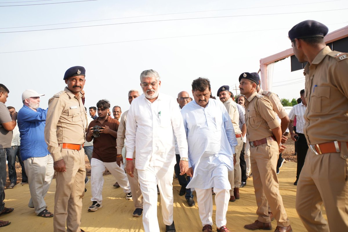 JigneshMeniya's tweet photo. ' એક પેડ મા કે નામ - ૨.૦ ' અંતર્ગત રફાળેશ્વર - જોધપર રોડ - મોરબી ખાતે શ્રી મોરબી પાંજરાપોળ ટ્રસ્ટ, સામાજિક વનીકરણ વિભાગ અને સદભાવના ટ્રસ્ટના સંયુક્ત ઉપક્રમે આયોજિત વૃક્ષારોપણ કાર્યક્રમનું આયોજન કરવામાં આવ્યું.
@GujForestDept @Mulubhai_Bera 
@CMOGuj 

#EkPedMaaKeNaam https://t.co/X7LrGeWq7q