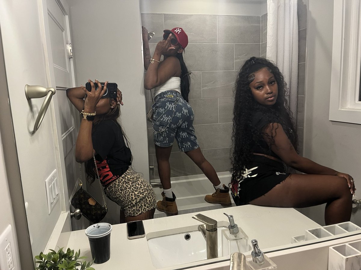 teedatoolie's tweet photo. me & gang nem’ w the business don’t forget! ❤️🤞🏾 #freetherest https://t.co/e3krlh9XaG